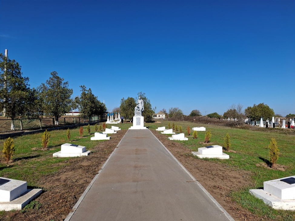 В Присивашском территориальном отделе продолжаются работы по благоустройству памятников.