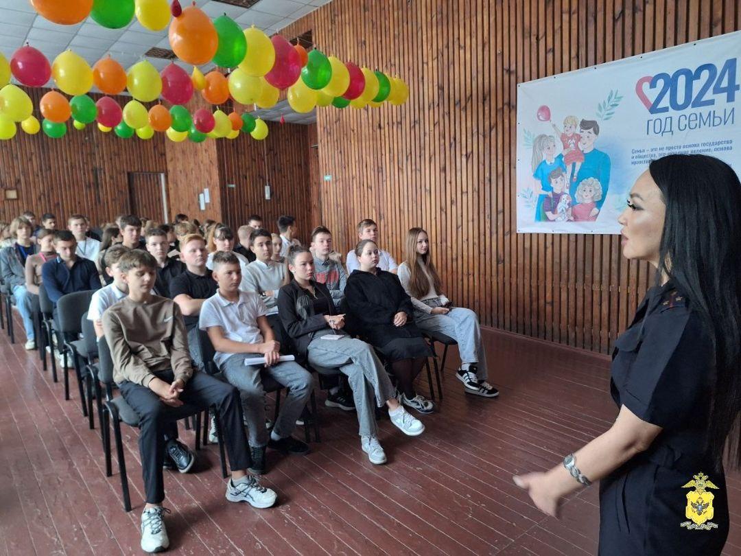 В Херсонской области полицейские продолжают беседы со школьниками о последствиях употребления наркотических веществ .