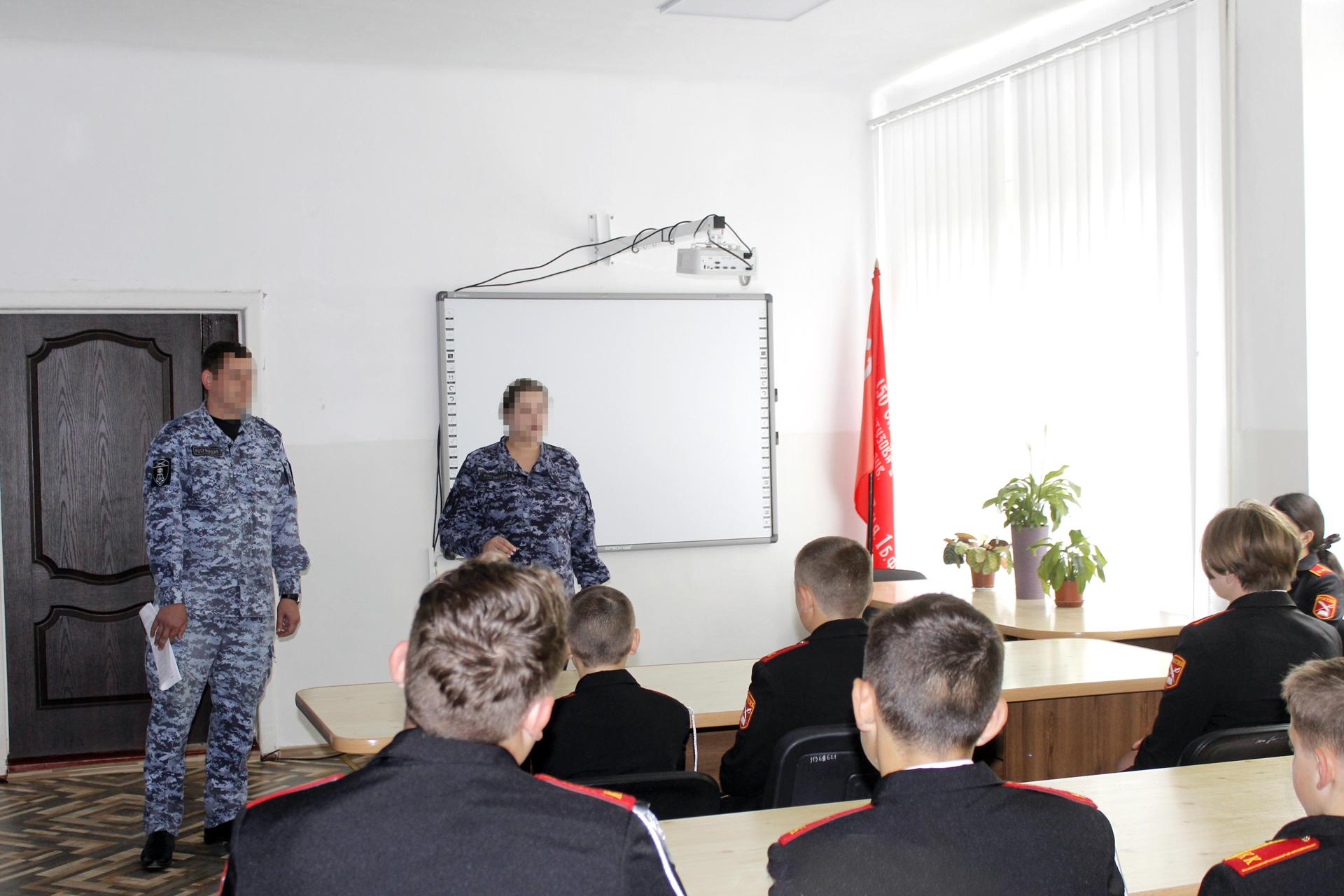 В Херсонской области росгвардейцы провели занятие для учеников подшефного класса.