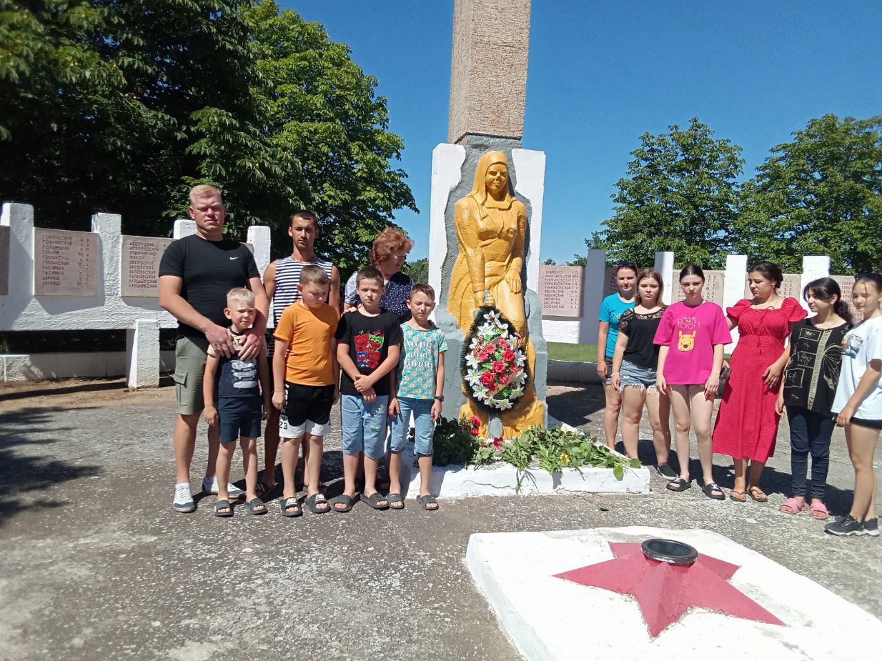 Военный патриотический клуб «Патриот» возложил цвет в День памяти и скорби.