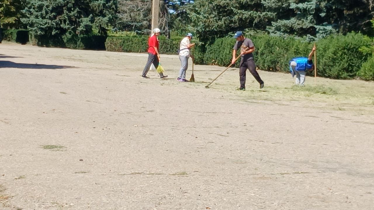 ГКУ «Чаплынский коммунальник» следит за чистотой и порядком улиц населенных пунктов Чаплынского округа.