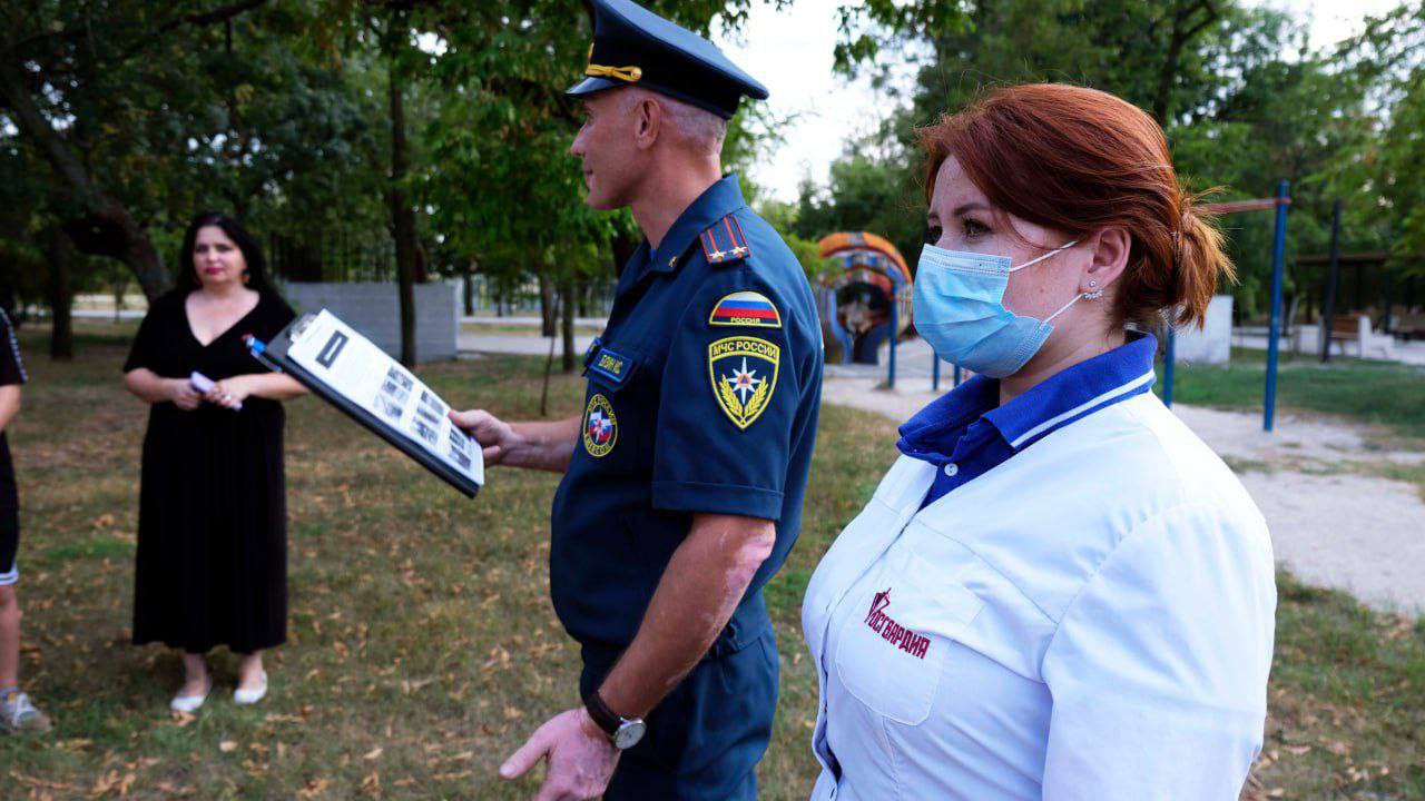 В Херсонской области медик Росгвардии провела учебное занятие для школьников.