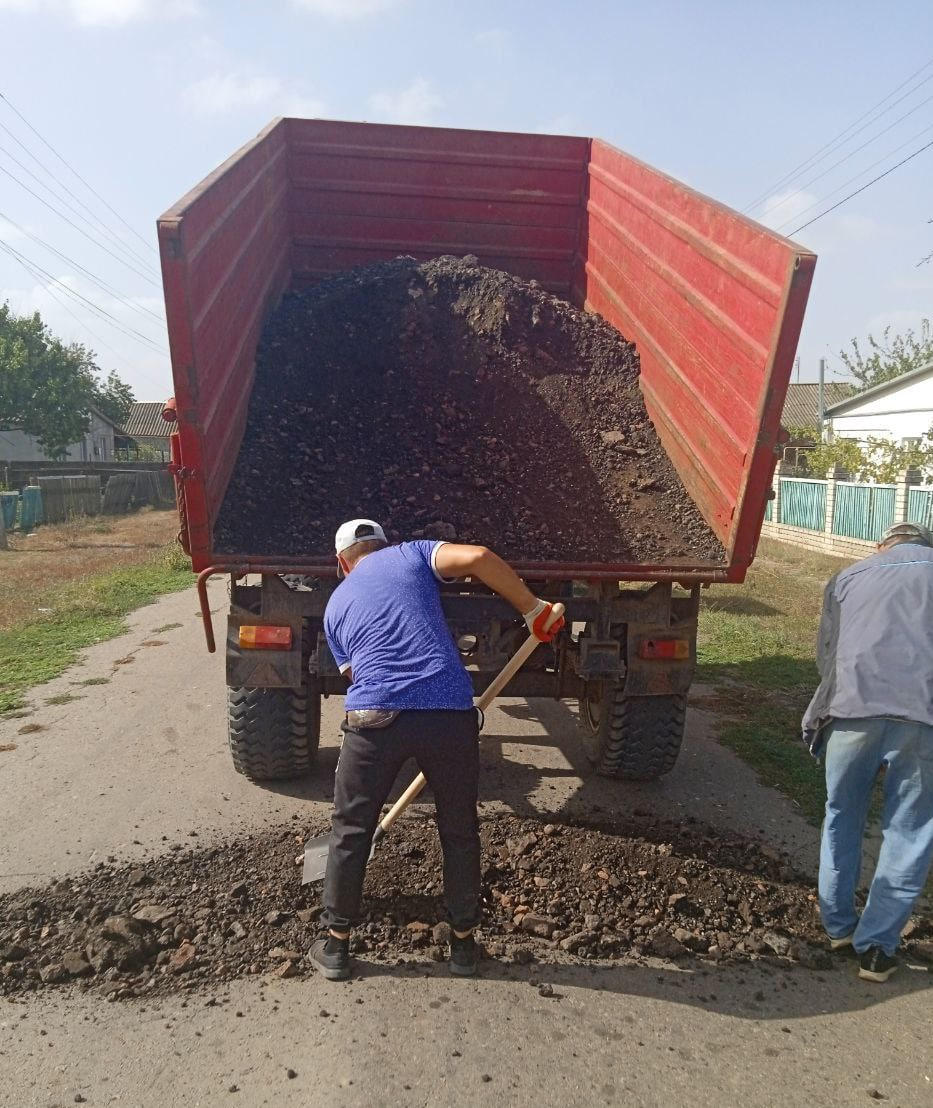 В селе Надеждовка провели работы по благоустройству дорог.