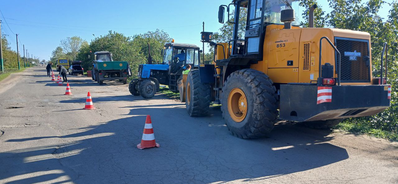 Сотрудники Чаплынского эксплуатационного участка ГБУ &quot;Херсон Автодор&quot; проводят работы по благоустройству обочин и дорог.