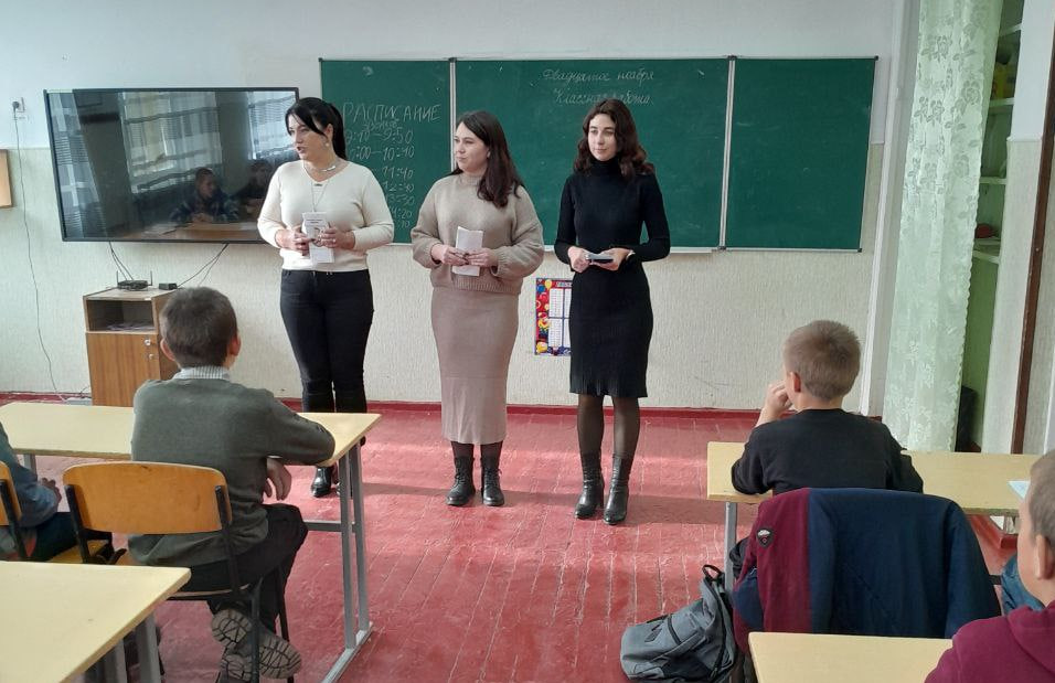 Представители комиссии по делам несовершеннолетних и защите их прав органов системы профилактики Чаплынского муниципального округа провели лекцию о вреде курения.