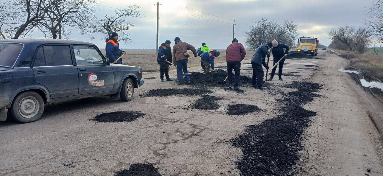 В Херсонской области идет не только масштабный ремонт дорог, но и поддержка тех участков, куда пока не добралась большая реконструкция. .