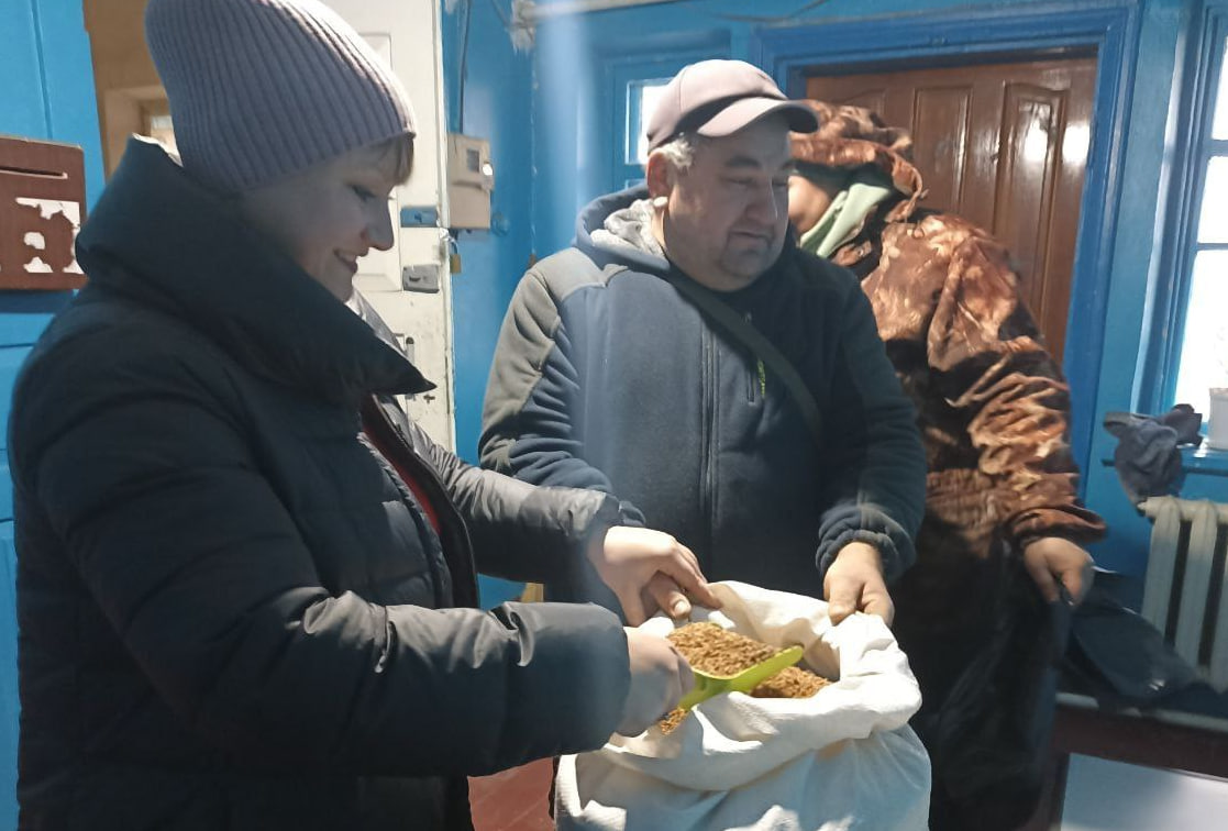 В Крестовском территориальном отделе прошла раздача гуманитарной помощи.