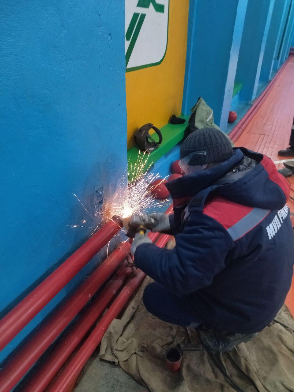 🛠 Рязанцы отремонтировали отопление в Чаплынской детско-юношеской спортшколе .