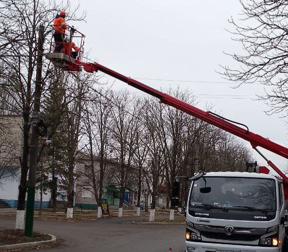 Работники электротехнического отдела МКУ &quot;Чаплынский коммунальник&quot; проводят работы по  восстановлению освещения.