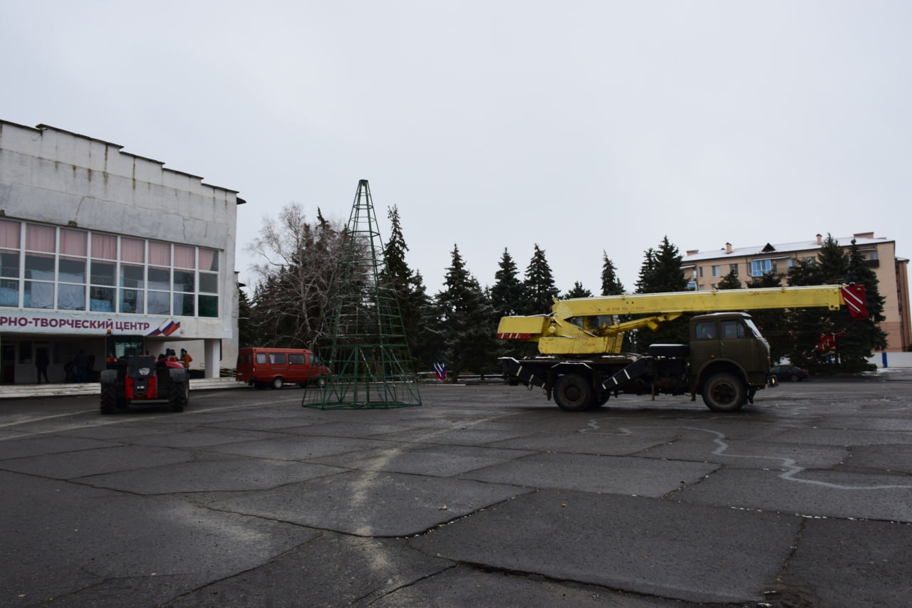 В пгт. Чаплынка завершен монтаж новогодней елки.