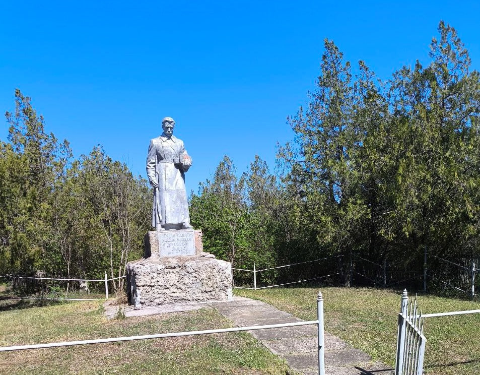 В пгт Аскания-Нова  провели работы по благоустройству  памятников воинам Великой Отечественной войны.