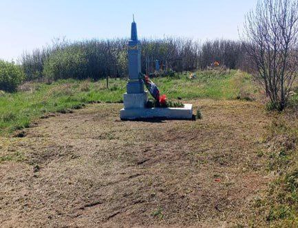 Работники МКУ «Чаплынский коммунальник» благоустраивают памятники ВОВ.