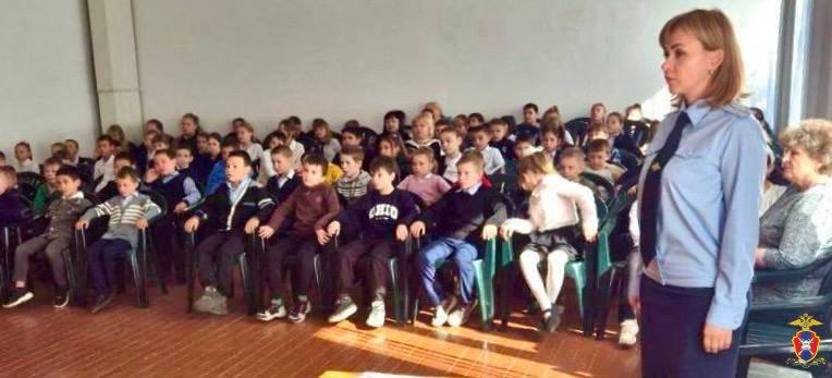 В Херсонской области сотрудники Госавтоинспекции провели занятие в Чаплынской школе №2.