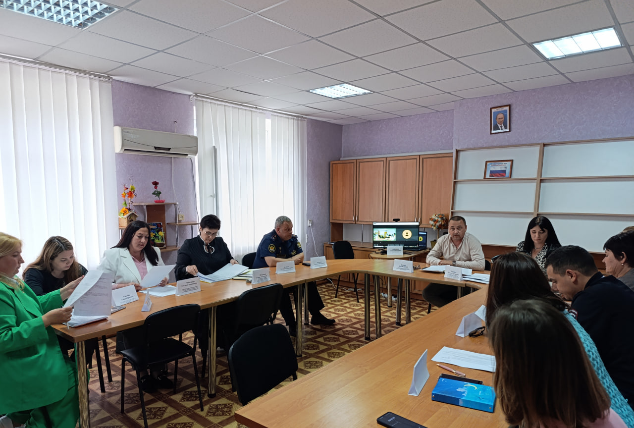 В Чаплинском муниципальном округе состоялось очередное заседание комиссии по делам несовершеннолетних и защите их прав.