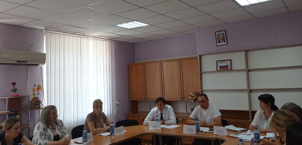 В Чаплинском муниципальном округе провели заседание комиссии по делам несовершеннолетних и защите их прав.