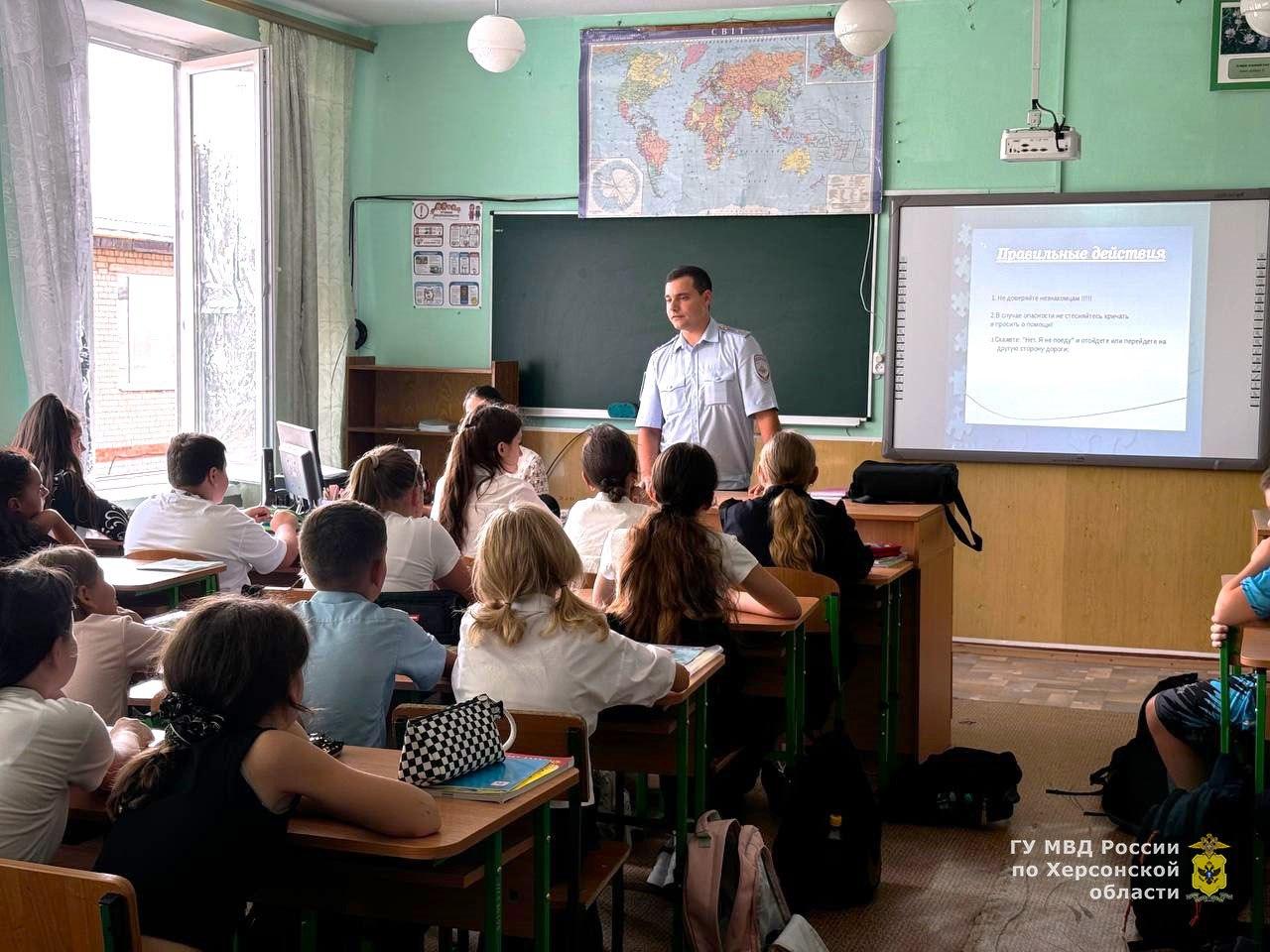 В рамках акции «Солдат правопорядка» полицейские встретились с учениками Хлебодаровской школы.