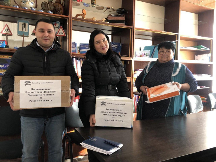 В Чаплынский детский сад №1 привезли гуманитарную помощь. В Чаплынский детский сад №1 привезли гуманитарную помощь.