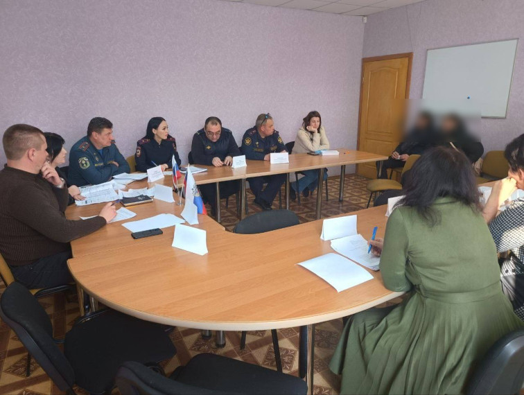 В пгт. Чаплынка прошло очередное заседание комиссии по делам несовершеннолетних и защите их прав . В пгт. Чаплынка прошло очередное заседание комиссии по делам несовершеннолетних и защите их прав .
