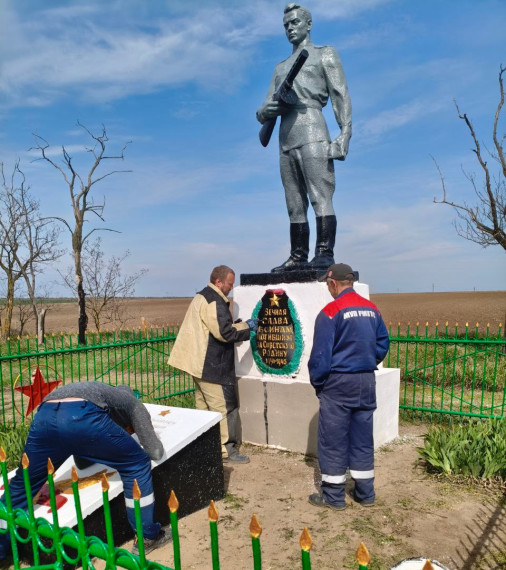 Рязанцы закончили работы по благоустройству памятника в селе Черная Долина. Рязанцы закончили работы по благоустройству памятника в селе Черная Долина.