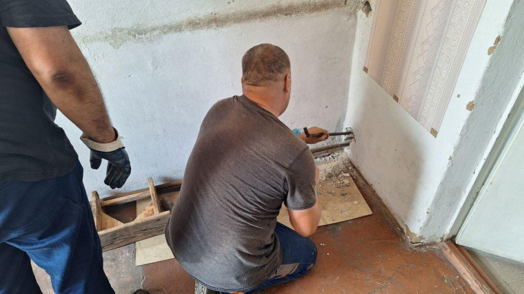 Рязанцы продолжают работы в ФАПе села Червона Поляна. Рязанцы продолжают работы в ФАПе села Червона Поляна.