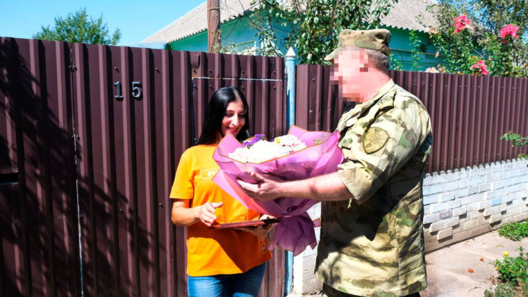 В Херсонской области росгвардейцы поздравили активистов движения «Мы вместе» со Всемирным днем гуманитарной помощи. В Херсонской области росгвардейцы поздравили активистов движения «Мы вместе» со Всемирным днем гуманитарной помощи.